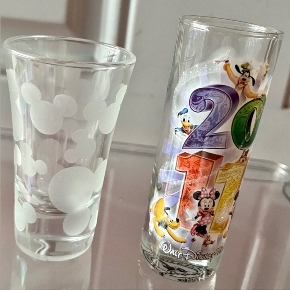 (BRAND NEW) VINTAGE 2011 DISNEY WORLD SHOT GLASSES (MICKEY MOUSE/MINNIE/GOOFY)